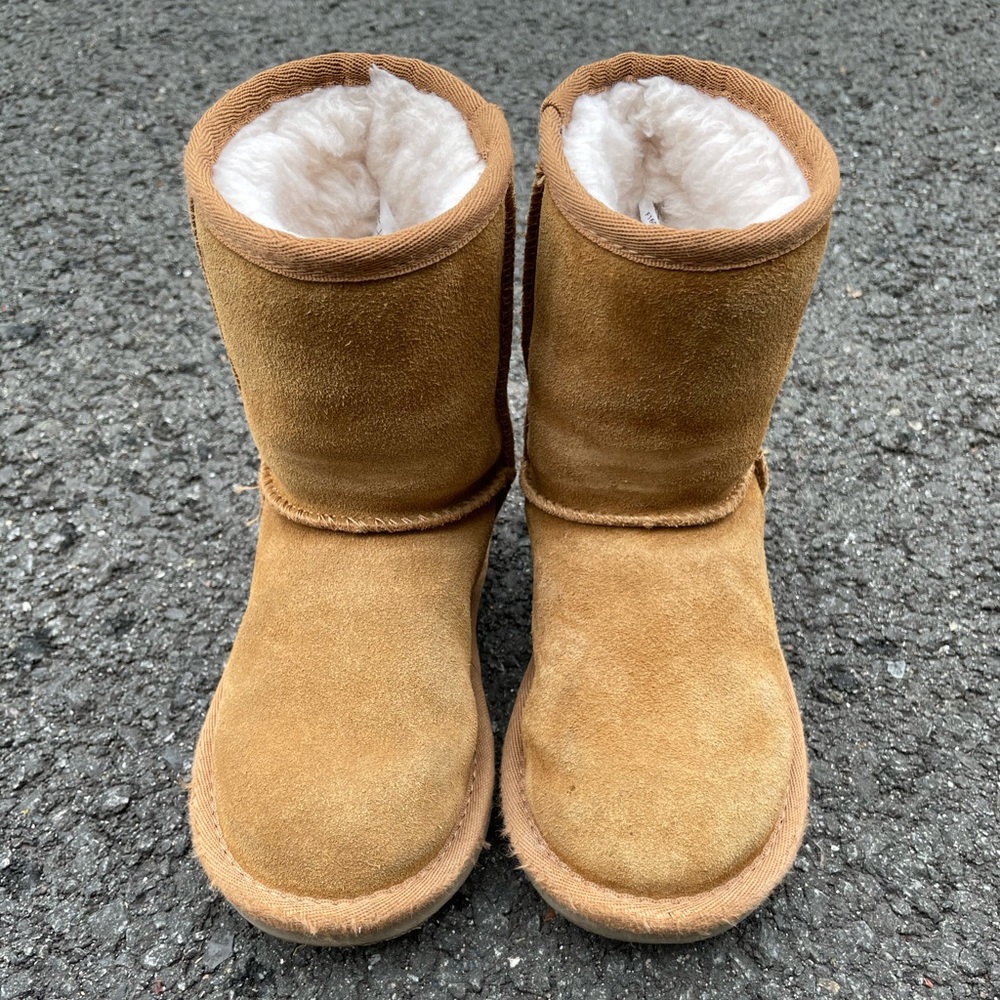 Kookaburra by Ugg toddler short boots size 9